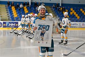Gratulace Ondřeji Sluštíkovi k jeho 700 startům ve 2. lize byla dobře utajenou akcí.